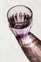 fasetterad glas med klar vatten foto