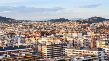 urban hus i barcelona stad på solnedgång foto