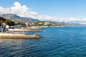 se av vid vatten längs banvallar i alushta stad foto