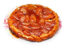 äpple paj tarte tatin på tallrik isolerat foto