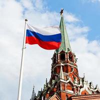 ryska stat flagga flygande i vind foto