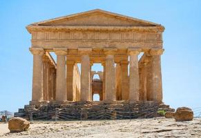 tillbaka sida av tempio della concordia i agrigento foto