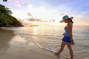 tjej på stranden på ön similan, Thailand