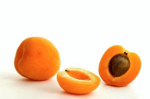 aprikos på vit jord foto