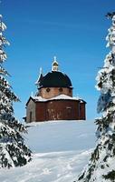 trä kyrka i vinter- foto