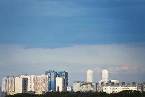 mörk blå regnig himmel över urban hus foto