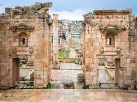 jerash stad genom inkörsport av artemis tempel foto