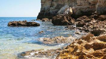 stenar på kustlinje av strand praia maria luisa foto