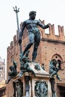 staty av neptune av fontän i bologna foto