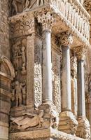 kolonner av gammal kyrka av st. trophime i arles foto