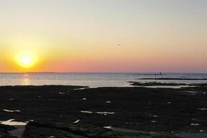 solnedgång över atlanten hav på guerande halvö foto