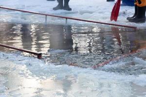 vinter- simning i flod is hål i frost vinter- dag. foto