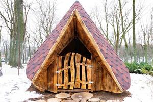 Moskva, ryssland - januari 2, 2021 ett nöje parkera med trä- saga hus, en lekplats med skulpturer av saga tecken. foto