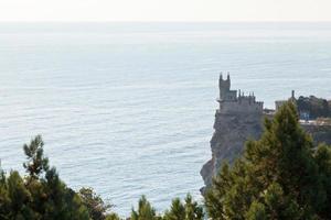 klippa med svälja bo slott på morgon, crimea foto