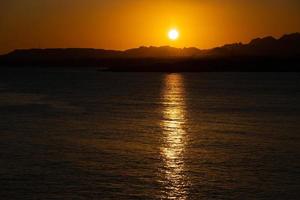 solnedgång över de berg, på de sinai halvö, egypten, sharm el sheikh, röd hav. foto