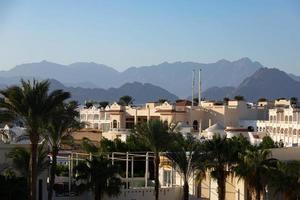 egypten, sharm el sheikh - januari 15, 2021 - se av de bergen av de sinai halvö och hotell i de morgon. foto