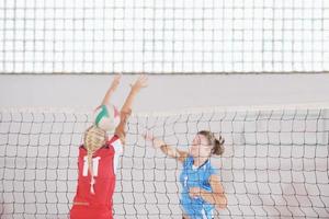 tjejer som spelar volleyboll inomhusspel foto