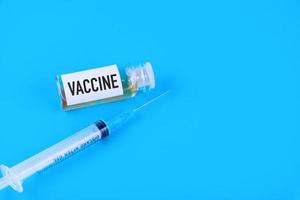 vaccin begrepp för ny utbrott av coronavirus från Kina, wuhan. immunisering vaccination mot pandemi coronavirus. på en blå bakgrund. foto