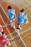 tjejer som spelar volleyboll inomhusspel foto