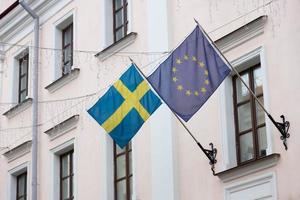 de flagga av de europeisk union och Sverige på de vägg av de ambassad byggnad. foto