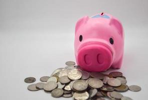 rosa gris nasse Bank med lugg av mynt på vit bakgrund begrepp besparingar konto besparingar Bank finansiell företag foto