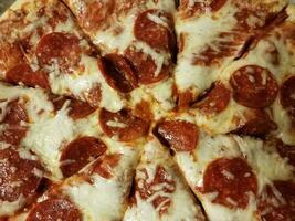 varm pepperoni och smält ost pizza skivor foto