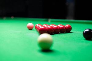 ett asiatisk kvinna spelar snooker. foto