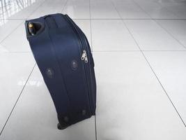 bagage på flygplats golv foto