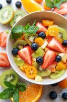 hälsosam färsk fruktsallad i en skål foto