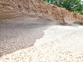 sand på stranden som en klick i berget foto