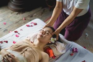 massage och spa avslappnande behandling av kontorssyndrom traditionell thailändsk massagestil. asain kvinnlig massör gör massage behandla ryggsmärtor, arm smärta och stress för kontor kvinna trött från jobbet. foto