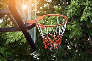 basketboll ring på utomhus- skytte mål, suddig och solljus redigerad bakgrund. mjuk och selektiv fokus på basketboll ring. foto