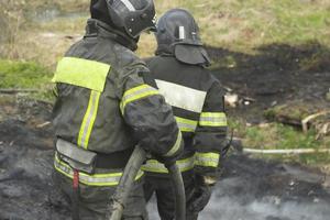 livräddare i tjänst. brandman släcker brand. detaljer om brand. räddare i ryssland. foto