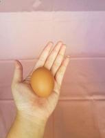 detta är en Foto av en hand innehav ägg.