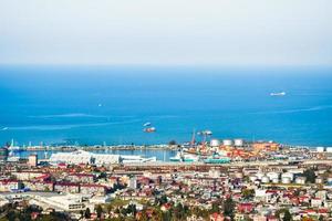 batumi, georgien , 2021 - antenn bred frakt transport i batumi järnväg se med hamn panorama och vid vatten med blå svart hav bakgrund foto