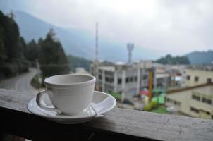 koppla av med en kopp av varm kaffe i dimmig morgon- i en berg i taiwan foto