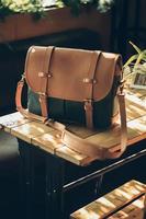 läder väska. en handväska eller sling väska tillverkad av brun läder i en minimalistisk stil eller en minimalistisk och lyxig retro Färg. foto