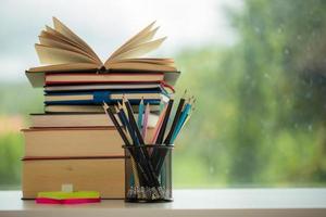 objekt utbildning grön natur bakgrund med stack av gammal böcker eller gammal bibel, öppen papper bok på trä- tabell med kopia Plats. begrepp av tillbaka till skola, forskning studie foto