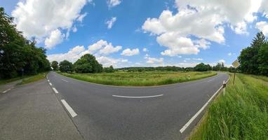 panorama av landsbygden vägar med fält och träd i nordlig Europa. foto