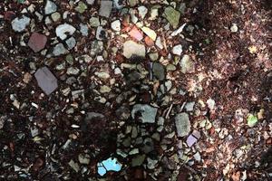 detaljerad stänga upp se på småsten och stenar på en grus jord textur foto