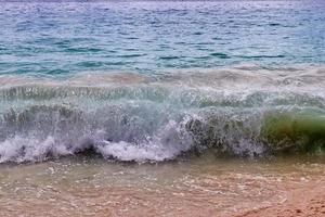 fantastisk indisk hav vågor på de stränder på de paradis ö Seychellerna foto