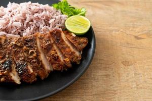 kryddig grillad jamaicansk ryck kyckling med ris foto