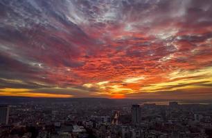 fantastisk röd moln över de stad. varna, bulgarien foto