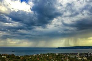 spännande stormig moln och regn över de hav foto