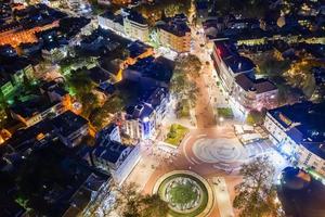 varna, bulgarien - oktober 28, 2019. antenn se från de Drönare av de upplyst centrum av varna stad på natt foto