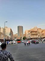 jeddah, saudi Arabien, sep 2022 - i de kväll, där är stor tal av människor och fordon på de gator av balad, jeddah. balad är de huvud kommersiell Centrum av jeddah, saudi arabien. foto