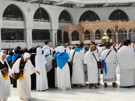 mecka, saudi Arabien, sep 2022 - pilgrimer från Övrig länder är upptagen bön- nära de kaaba i masjid al-haram i mecka. foto