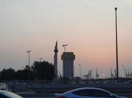 jeddah, saudi Arabien, sep 2022 - skön se av solnedgång och fordon på de väg från balad, jeddah. balad är de huvud kommersiell Centrum av jeddah, saudi arabien. foto