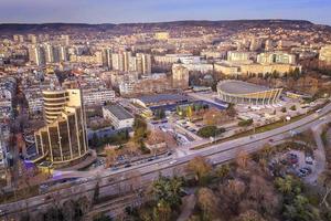 varna, bulgarien - november 17, 2019. antenn se från en Drönare nära de hav trädgård till de palats av kultur och sporter och stad foto