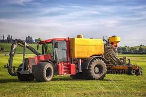 tung traktor för Ansökan av gödsel på odlingsbar jordbruksmark på de fält i Tyskland foto